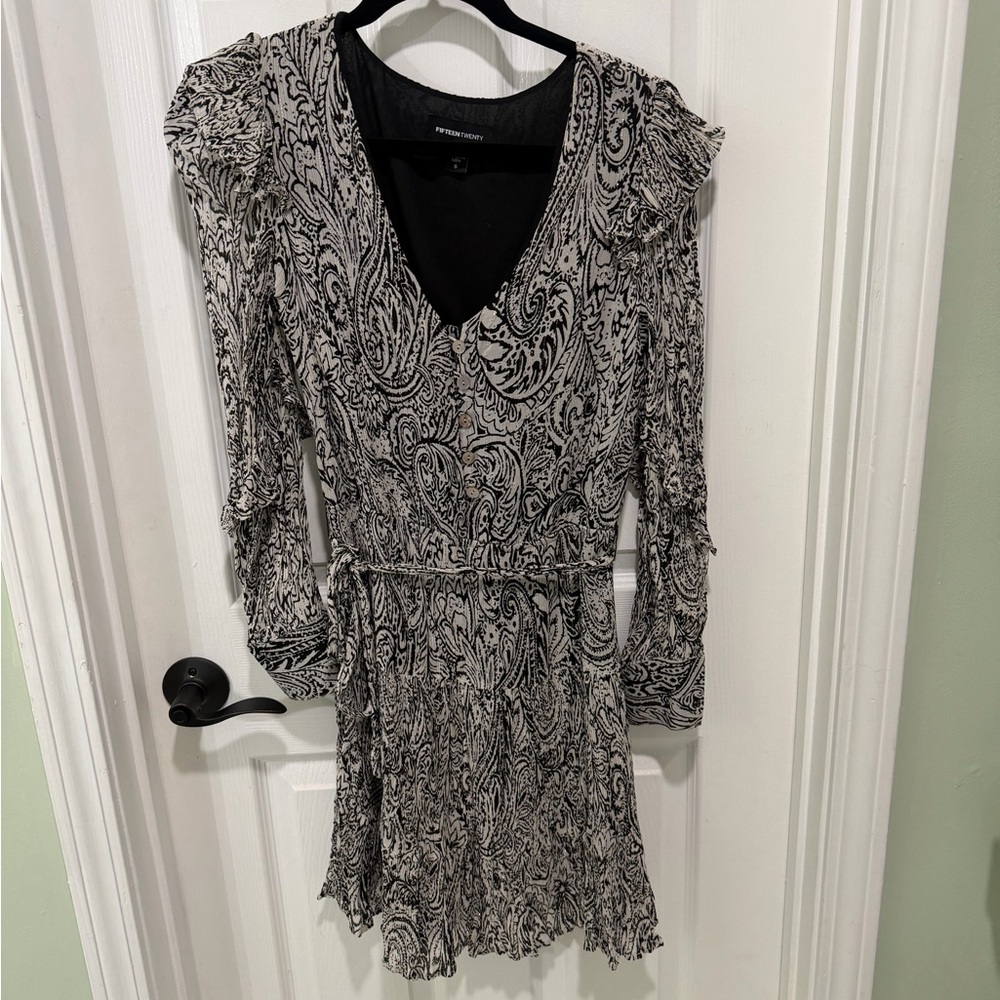 Fifteen Twenty Black & White Paisley V-Neck Long Sleeve Dress